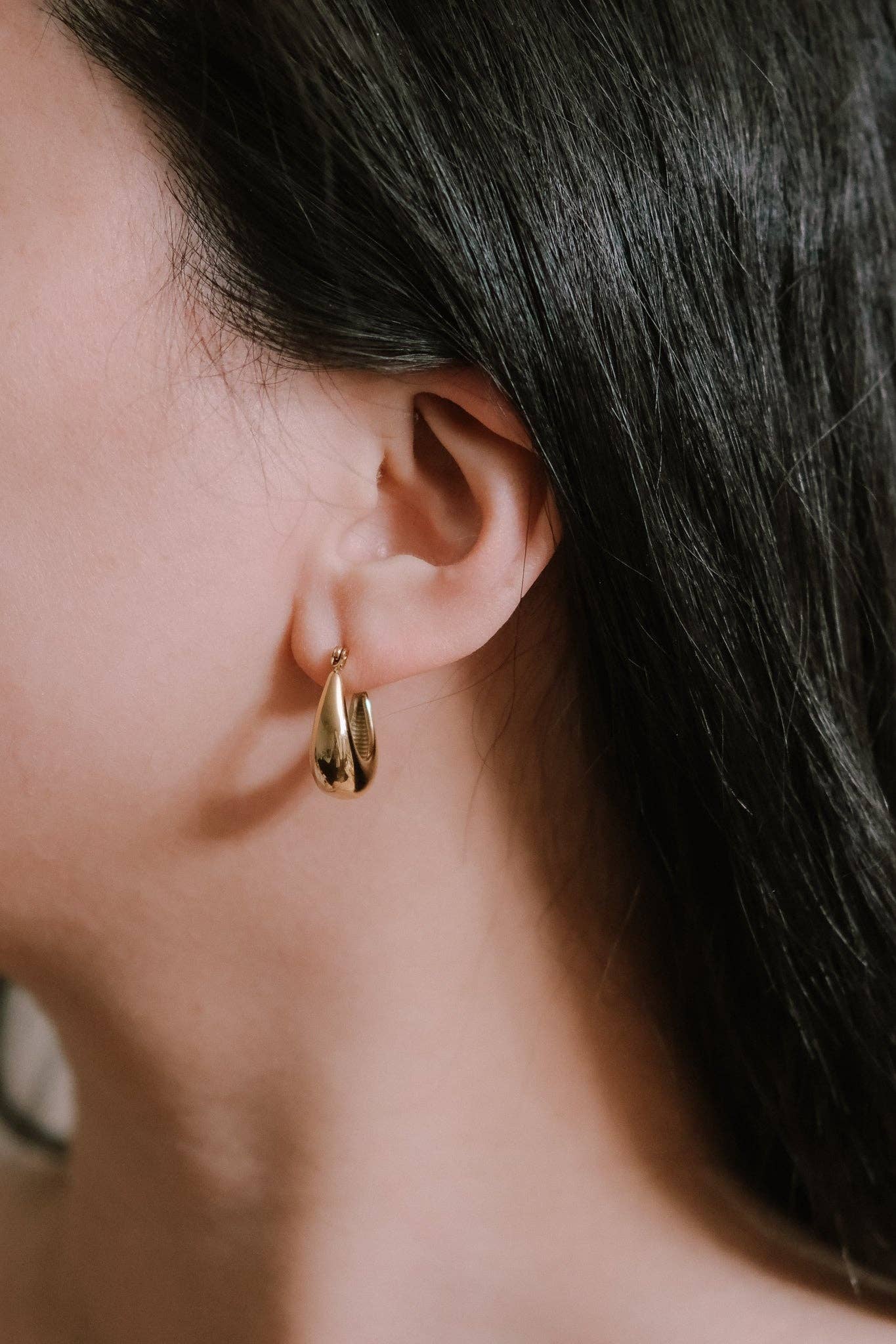 Curved Hoop Earrings | Gold